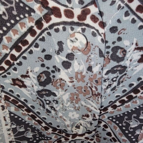 BKE Boutique printed chiffon tab sleeve blouse Large - Picture 5 of 8
